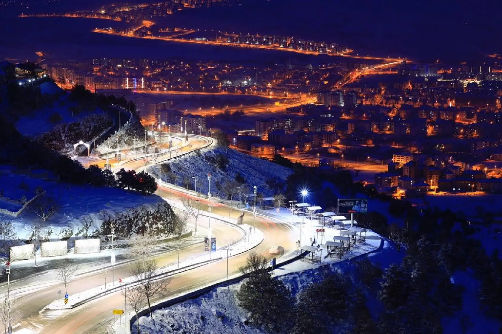 Karla kaplanan Harput'ta gece ışıkları ile görsel şölen