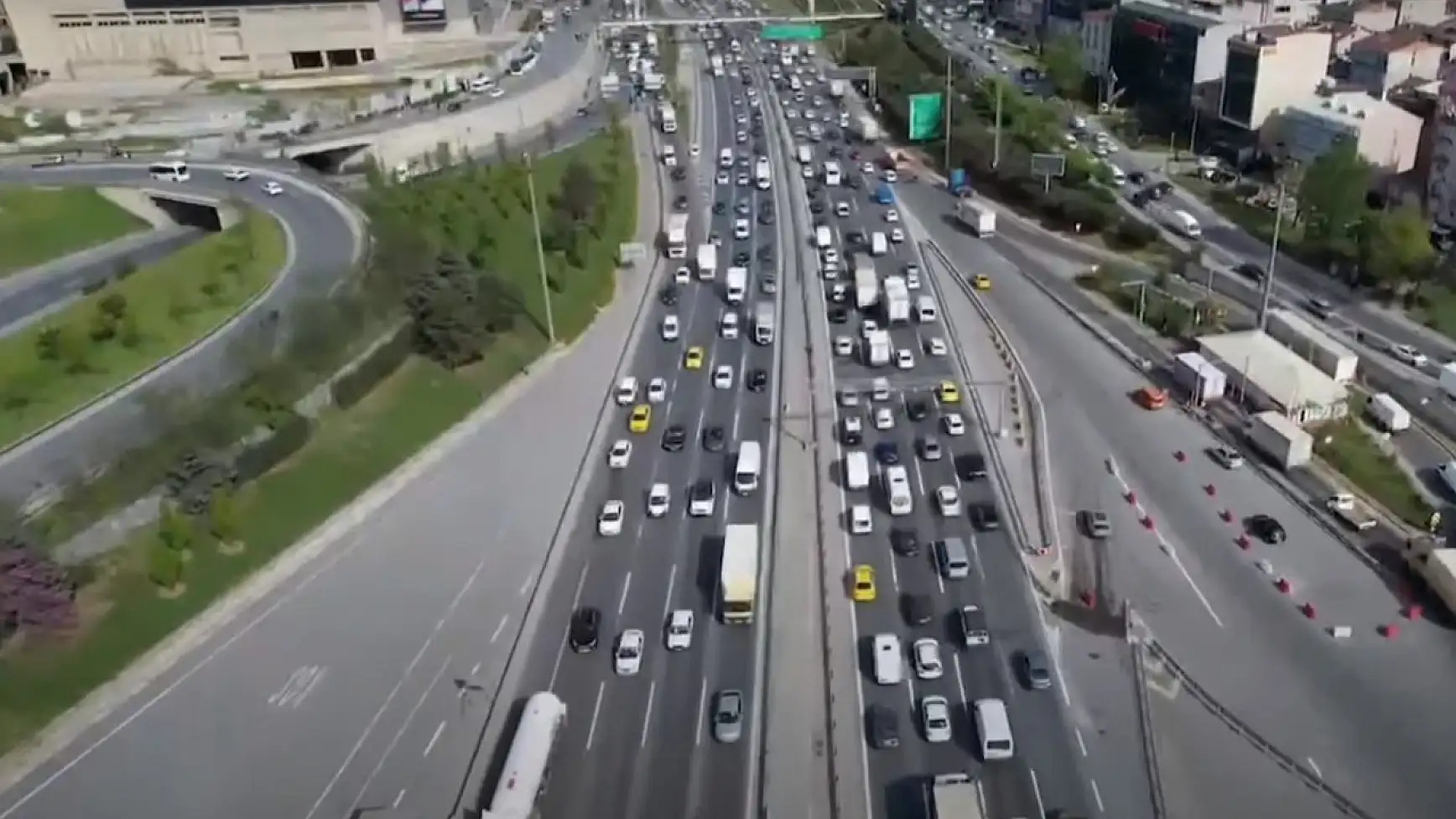 Yola çıkacaklar dikkat! İstanbul’da bayram trafiği başladı