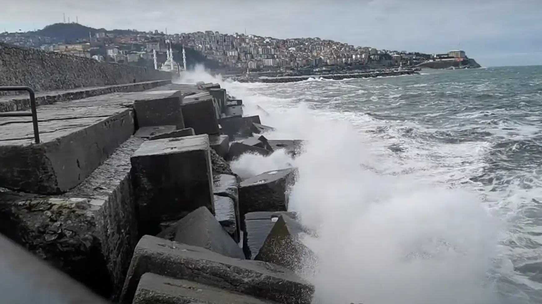 Zonguldak’ta dev dalgalar liman duvarına ulaştı