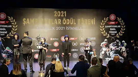 10 yaşındaki Ayvalıklı motosikletçi kupasına kavuştu