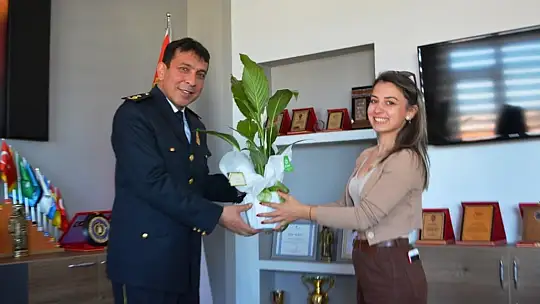 Ayvalıklı gazetecilerden Emniyet Müdürlüğü'ne çiçekli jest
