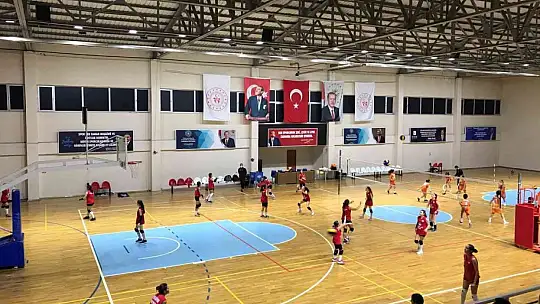 Ayvalıkspor midi kızlar da il şampiyonu oldu