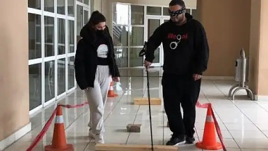 Empati kurmak için bir günlüğüne engelli oldular
