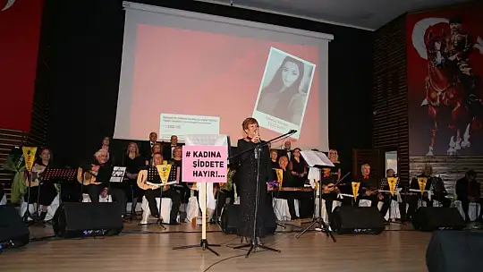 Şarkılarını 'Kadına Şiddete hayır' sloganıyla söylediler
