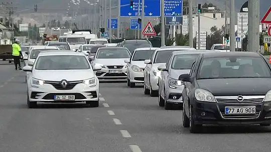 Tatil bölgelerinde trafik yoğunluğu başladı