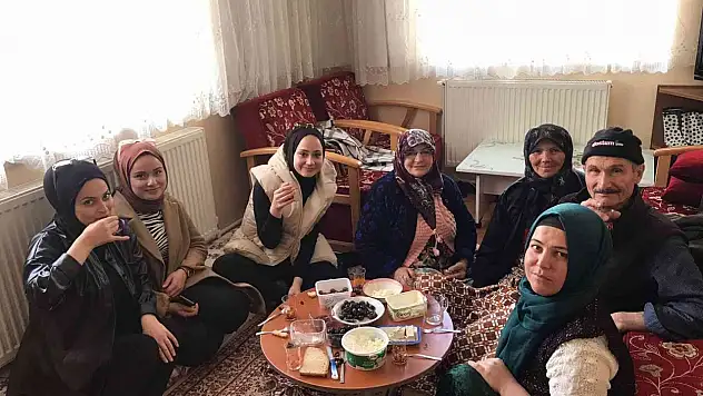 Kepsut'ta öğrenciler yaşlı bireyleri ziyaret etti