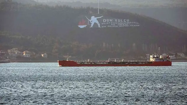 Rusya'dan ayçiçek yağı taşıyan gemi Çanakkale Boğazı'ndan geçti
