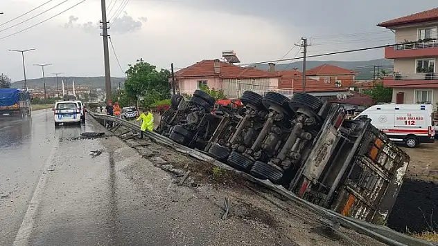 Yağışlı havada kontrolden çıkan tır yan yattı