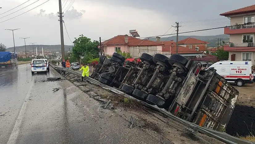 Yağışlı havada kontrolden çıkan tır yan yattı
